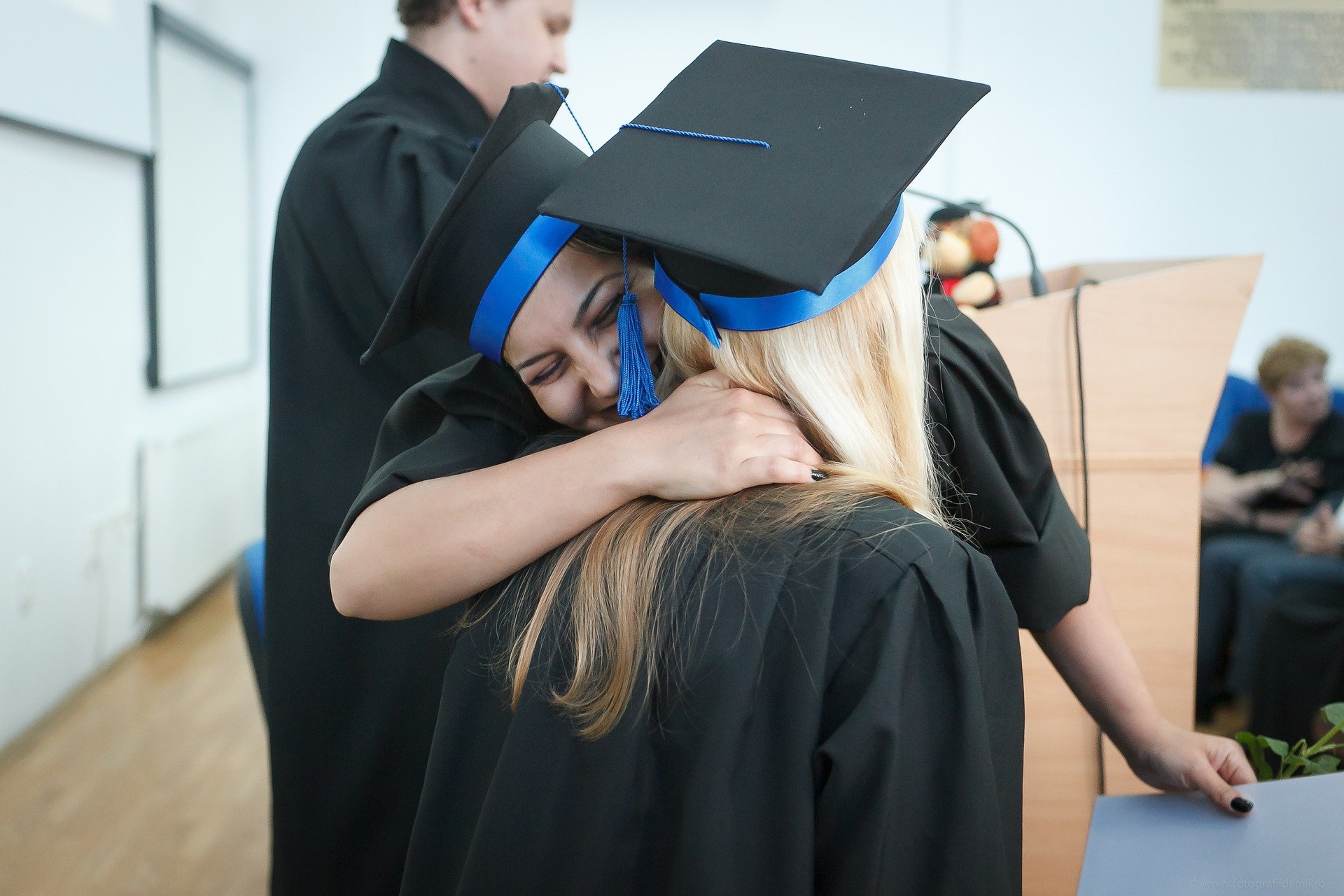 universita abbraccio ragazze.jpg